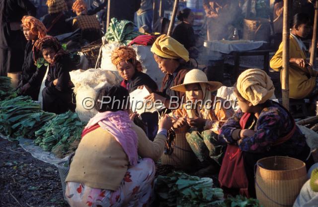 birmanie 14.JPG - Marché de Nyaungshwe (Yaunghwe)Lac InleBirmanie (Myanmar)